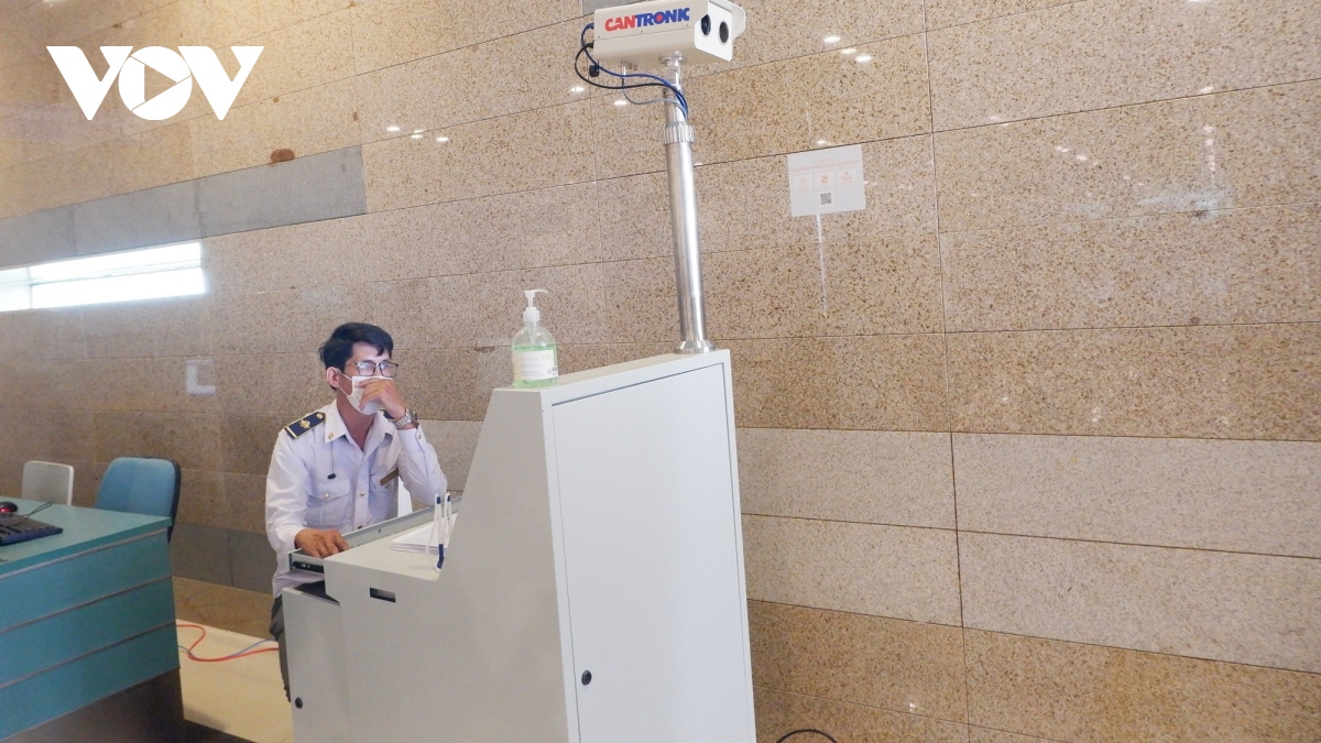 Cần Thơ lấy mẫu xét nghiệm Covid-19 cho 170 cán bộ sân bay và nhân viên y tế